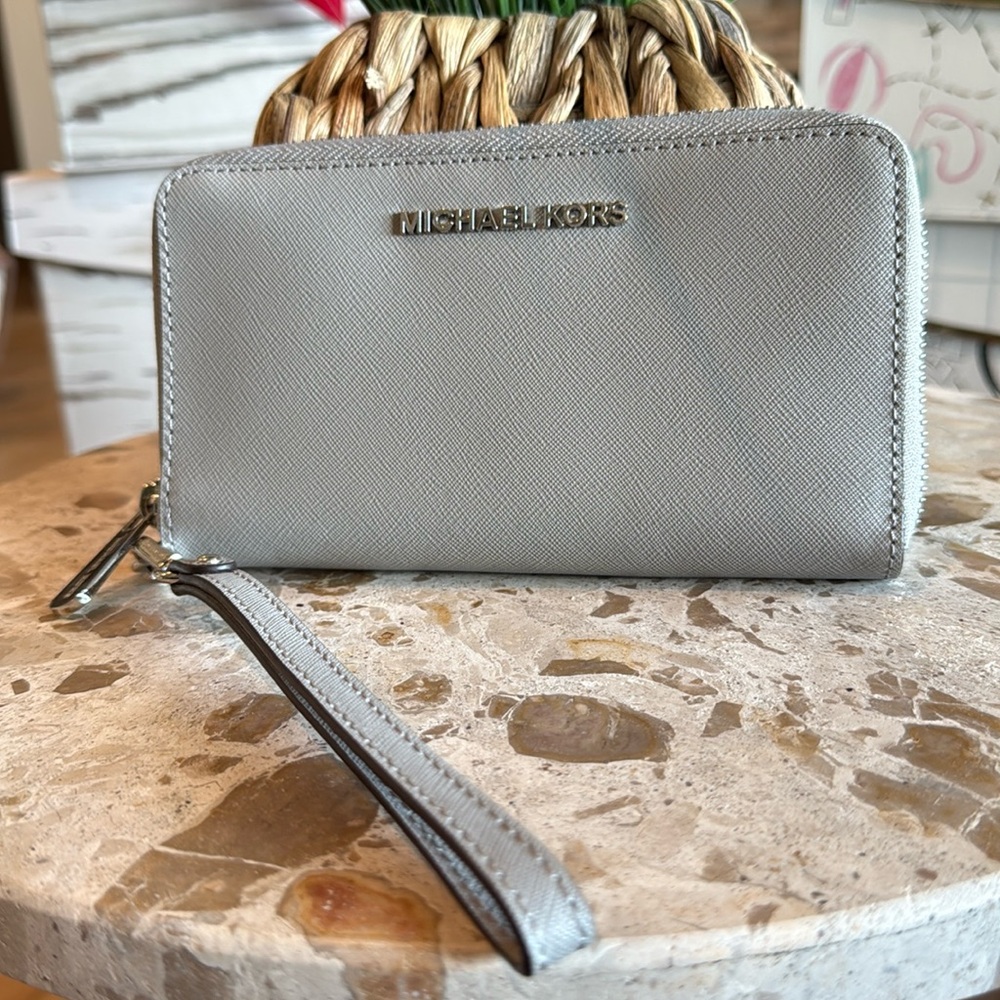 Michael Kors large full zip Gray SAFFIANO leather measuring 7 1/2“ x 4 1/2“